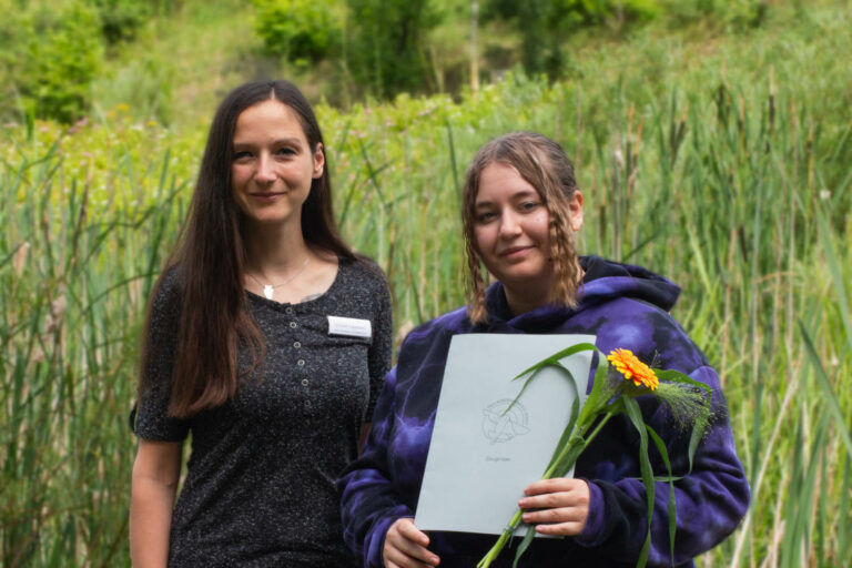 Berufsvorbereitende Bildungsmaßnahme erfolgreich abgeschlossen - Larissa mit Abschlusszeugnis und ihrer Bildungsbegleiterin