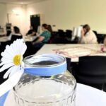 Deko auf Tisch mit Absolventen im Hintergrund