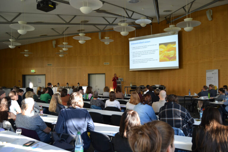 Blick aus dem Publikum auf Dozentin in der Aula