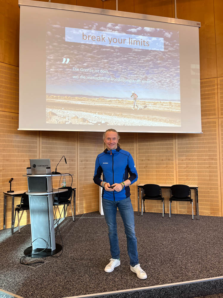 Norman Bücher steht auf der Bühne im BFW Leipzig und hält einen Vortrag