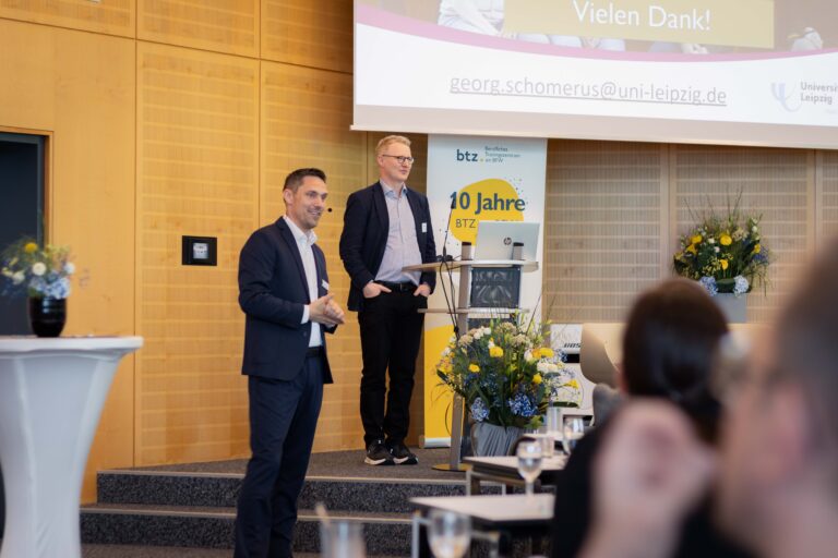 Fachbereichsleiter Marko Daubitz mit Prof. Dr. Georg Schomerus